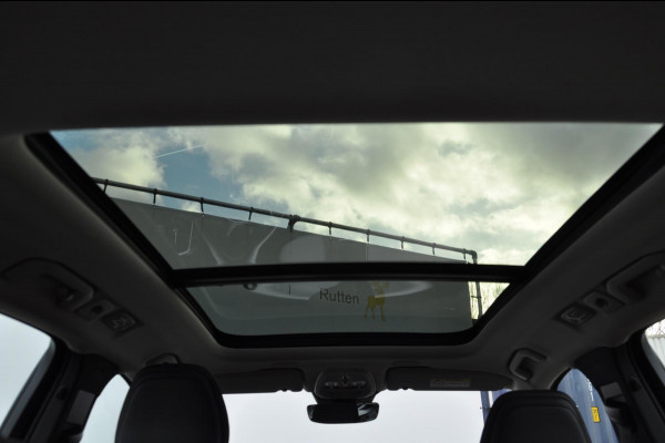 Volvo XC60 B5 264PK Automaat Ultimate Bright / Adaptieve cruise control/ Panoramadak/ Keyless entry/ stoel en stuurwielverwarming/ Leder dashboard/ Parkeersensoren met camera/ Harman Kardon Audio