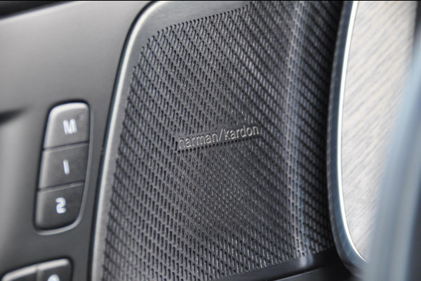 Volvo XC60 B5 264PK Automaat Ultimate Bright / Adaptieve cruise control/ Panoramadak/ Keyless entry/ stoel en stuurwielverwarming/ Leder dashboard/ Parkeersensoren met camera/ Harman Kardon Audio