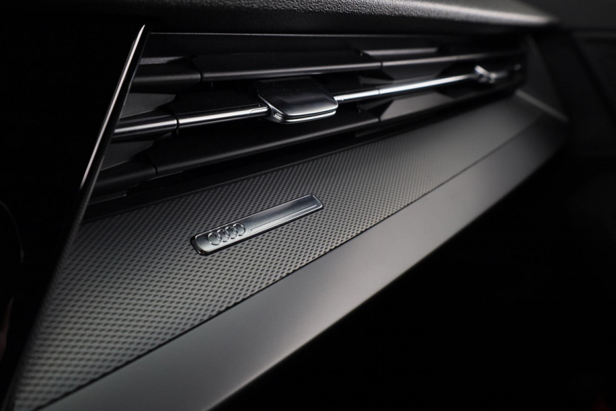 Audi A3 Sportback 30 TFSI edition one S-tronic 110pk | Panoramadak | Navigatie | Stoelverwarming | 18 inch lichtmetalen velgen