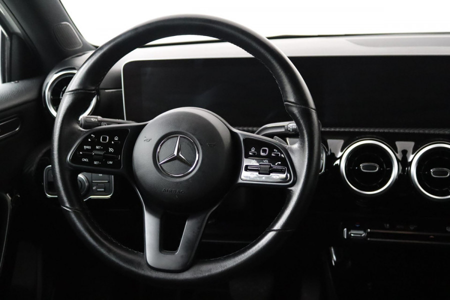 Mercedes-Benz A-Klasse 200 Business Solution Automaat (NAVIGATIE, CAMERA, PDC, GOED ONDERHOUDEN, 1e EIGENAAR)