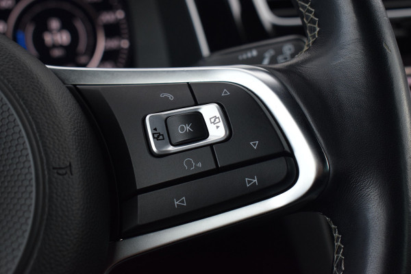Volkswagen GOLF Variant 1.5 TSI Highline Business R | Trekhaak | Apple CarPlay | Virtual | Adapt. Cruise