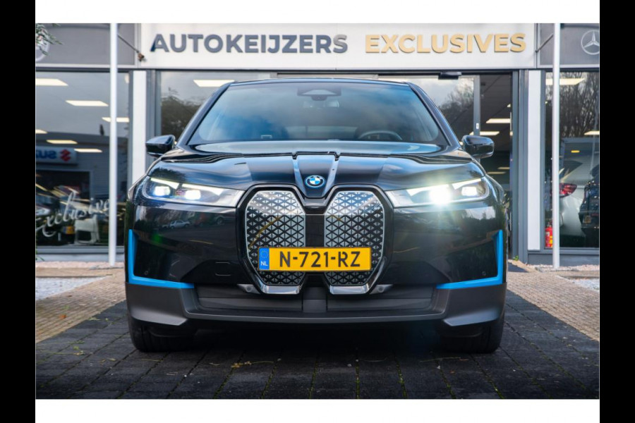 BMW iX xDrive40 High Executive 77 kWh Panodak DAB+ Trekhaak Stuurverw. Ambient Camera Navigatie Keyless Dode hoek