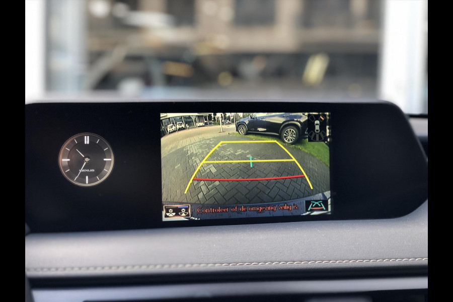 Lexus UX 250h First Edition Premium | Dodehoekherkenning, Parkeersensoren, Apple CarPlay/Android Auto, Stoel + Stuurverwarming