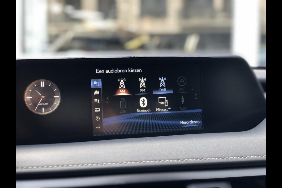 Lexus UX 250h First Edition Premium | Dodehoekherkenning, Parkeersensoren, Apple CarPlay/Android Auto, Stoel + Stuurverwarming