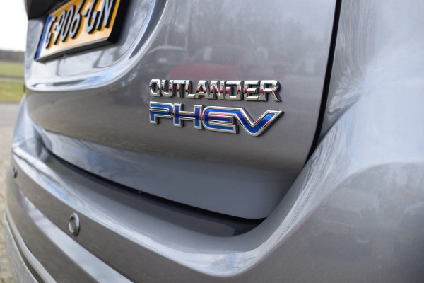 Mitsubishi Outlander 2.4 PHEV Intense+ / Pano-Schuifdak / Apple Carplay / Dodehoek detectie / Stoel & stuur verwarmbaar