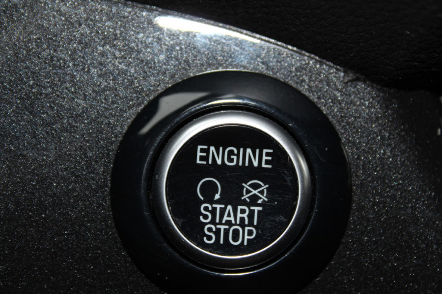 Ford Kuga 1.5-150pk EcoBoost Titanium X-pack. Correct nette, secuur onderhouden Ford Kuga ! Trekgewicht 2.000kg ! Volautm. airco dual, navigatie, tel;efoon voorbereiding, Sony soundsyst., Xenon verlichting,  elektrische trekhaak, stoel-, stuur- en voorraam verwarming, cruise cntrl etc.