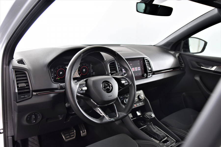 Škoda Karoq 1.5 TSI ACT Sportline Business - DSG Automaat | Dig. Cockpit | Adapt. Cruise | Elek. Klep | Stuur-+Stoelverw. | Camera | PDC | NAV+App. Connect | ECC | LED | LM 18" |