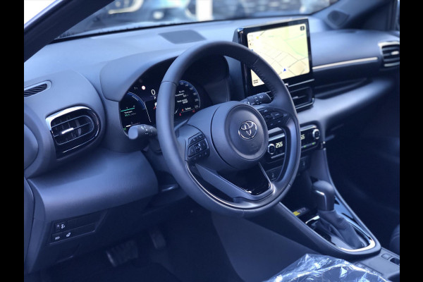 Toyota Yaris Hybrid 130PK Nieuw model Executive | Dodehoekherkenning, Parkeersensoren, Stoel + Stuurverwarming, Groot scherm, Half leer, 17 i