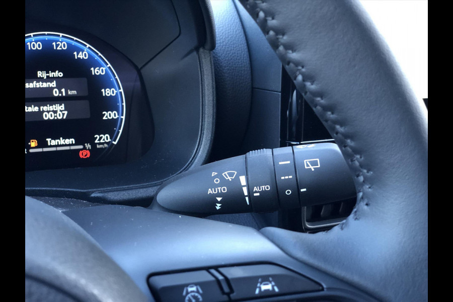 Toyota Yaris Hybrid 130PK Nieuw model Executive | Dodehoekherkenning, Parkeersensoren, Stoel + Stuurverwarming, Groot scherm, Half leer, 17 i