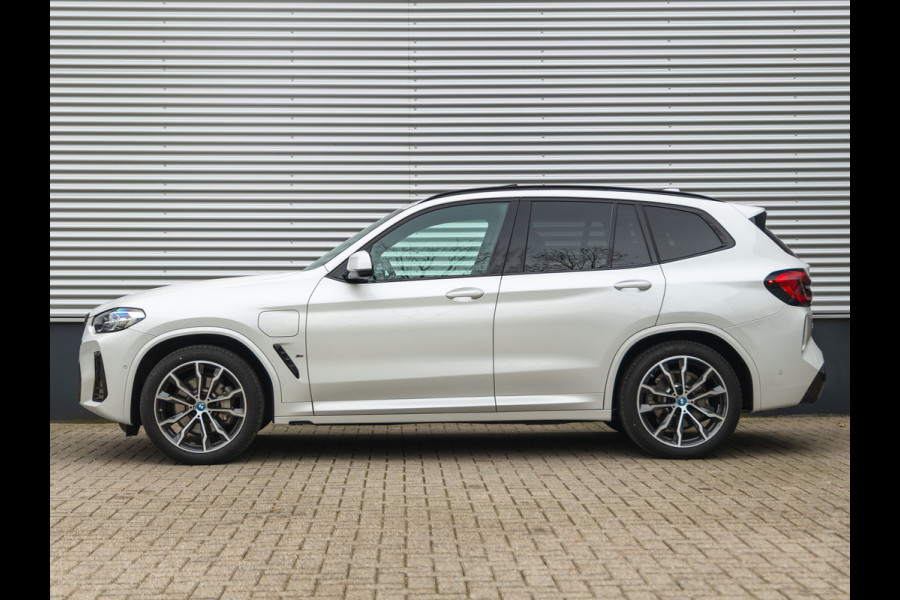 BMW X3 xDrive30e M-Sport - Pano - Trekhaak - Memoryzetel - Head-up - Stuurwiel verwarmd