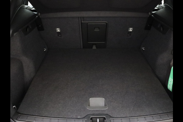 Volvo XC40 T4 211pk Recharge Core Bright | Stoelverw. | Draadloos laden | Parkeersensoren v. & a. | Zittingverlengers