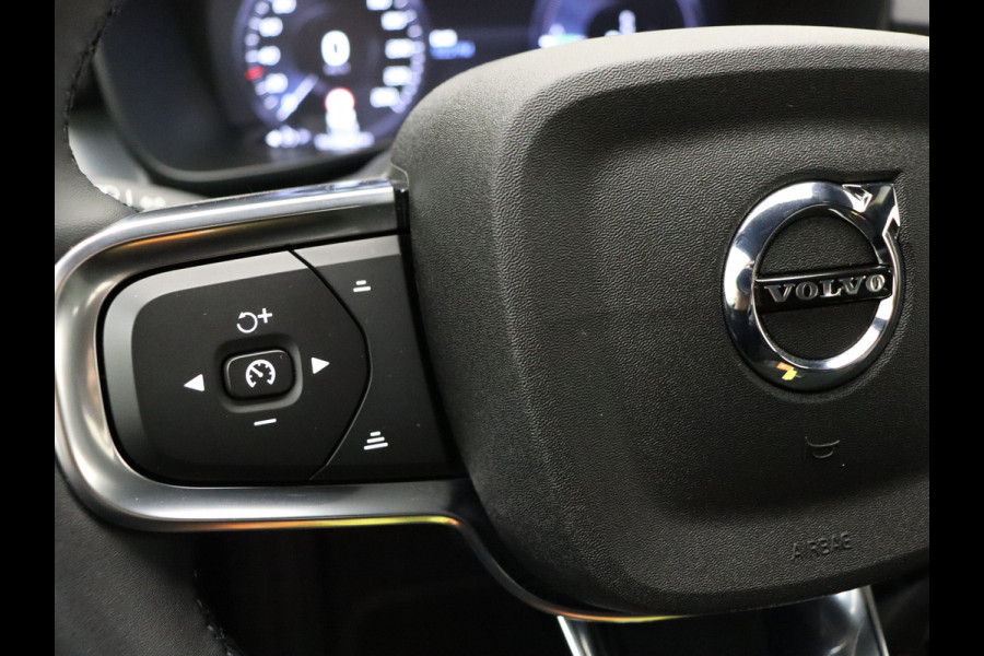 Volvo XC40 T4 211pk Recharge Core Bright | Stoelverw. | Draadloos laden | Parkeersensoren v. & a. | Zittingverlengers