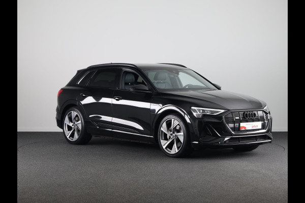 Audi e-tron 55 quattro S edition 95 kWh 408pk | B&O Soundsystem | 22 inch lichtmetalen velgen | Parkeercamera | Zwart optiek