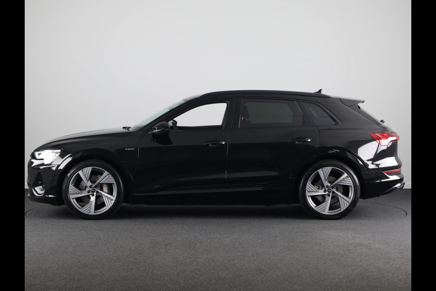 Audi e-tron 55 quattro S edition 95 kWh 408pk | B&O Soundsystem | 22 inch lichtmetalen velgen | Parkeercamera | Zwart optiek