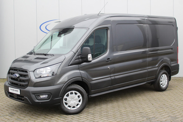 Ford Transit 350 2.0 TDCI L3H2 Trend 130pk Trend. Net ingereden, uit voorraad leverbaar ! Volautm. airco, metallic lak, lane- en side assist, adaptive cruise cntrl, navigatie by Apple carplay/Android auto cntrl, bijrijdersbank, USB aansluiting etc.