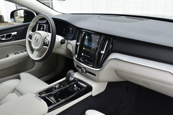 Volvo V60 Recharge T6 AWD 350PK Long Range Plus Dark | Blond lederen bekleding | Ad. Full LED | Verw. Stoelen & stuur