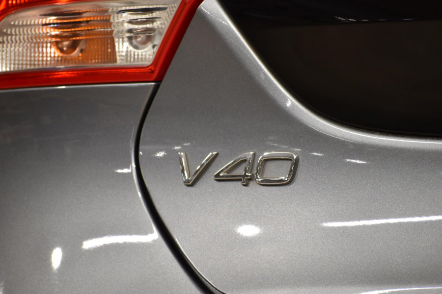 Volvo V40 T2 122PK Nordic+ / Sensus navigatie / Standkachel / verwarmbare voorstoelen / Park assist achter / Volvo On-Call