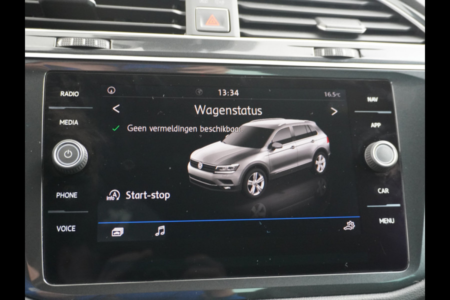 Volkswagen Tiguan T150pk R-line nwe model Adaptive-Cruise 19"lmv Trekhaak Camera Apple Carplay Android App Connect WiFi-vb. LED-Plus+Led-Achter Ac Chroom Pack Priv.Glas Dakrails Vervolgbotsing-preventie Rijstrooksensor met correctie Draadloze lader Opklaptafels achter Achteropkomendverkeer-waarsch. Vermoeidheidsherkenning AEB ASR ESP Hi EURO6+ Orig. NLse auto 250Nm/1500 tpm CARAVANTREKKER 1800kg trekvermogen !!