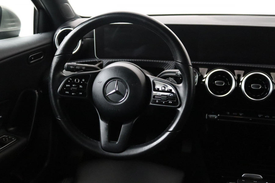 Mercedes-Benz A-Klasse 180 Business Solution Automaat (NAVIGATIE, STOELVERWARMING, TREKHAAK ELEKT. WEGKLAPBAAR, 1e EIGENAAR)