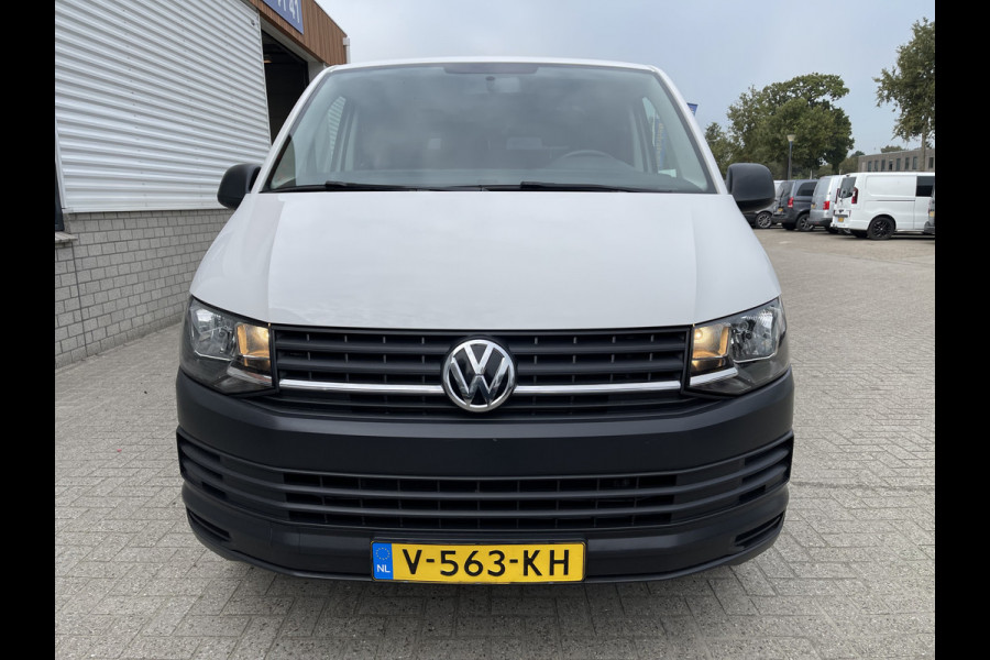 Volkswagen Transporter 2.0 TDI L1H1 / vaste prijs rijklaar € 15.950 ex btw / lease vanaf € 270 / airco / trekhaak / achterdeuren met ruiten / bijrijdersbank / euro 6 diesel !