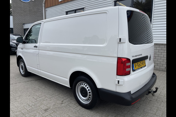 Volkswagen Transporter 2.0 TDI L1H1 / vaste prijs rijklaar € 15.950 ex btw / lease vanaf € 270 / airco / trekhaak / achterdeuren met ruiten / bijrijdersbank / euro 6 diesel !