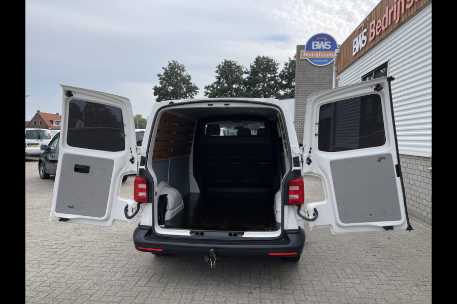 Volkswagen Transporter 2.0 TDI L1H1 / vaste prijs rijklaar € 15.950 ex btw / lease vanaf € 270 / airco / trekhaak / achterdeuren met ruiten / bijrijdersbank / euro 6 diesel !