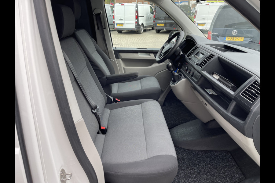 Volkswagen Transporter 2.0 TDI L1H1 / vaste prijs rijklaar € 15.950 ex btw / lease vanaf € 270 / airco / trekhaak / achterdeuren met ruiten / bijrijdersbank / euro 6 diesel !