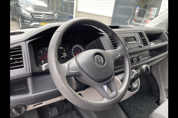 Volkswagen Transporter 2.0 TDI L1H1 / vaste prijs rijklaar € 15.950 ex btw / lease vanaf € 270 / airco / trekhaak / achterdeuren met ruiten / bijrijdersbank / euro 6 diesel !