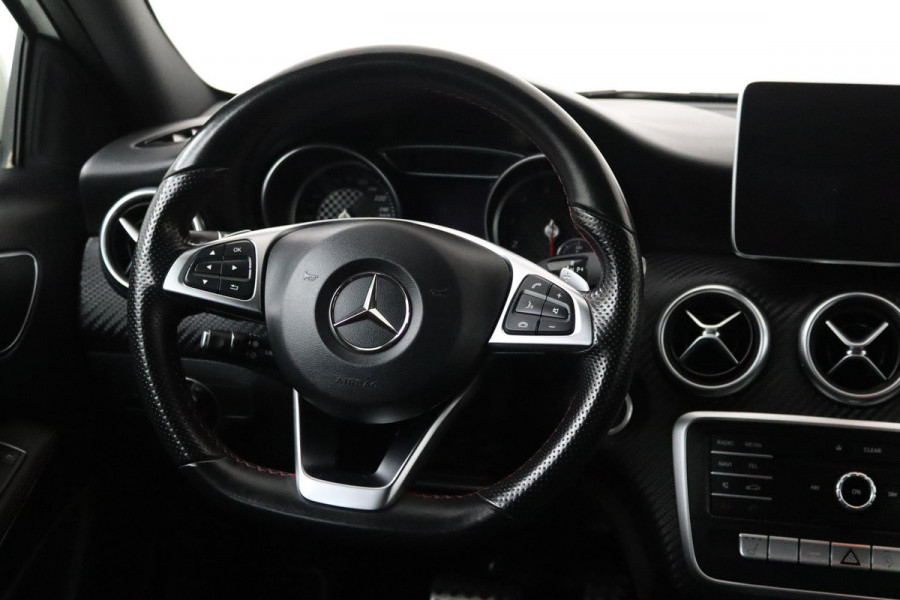 Mercedes-Benz A-Klasse 180 Prestige AMG Automaat (NAVIGATIE, STOELVERWARMING, PARKEERSENSOREN, LED)