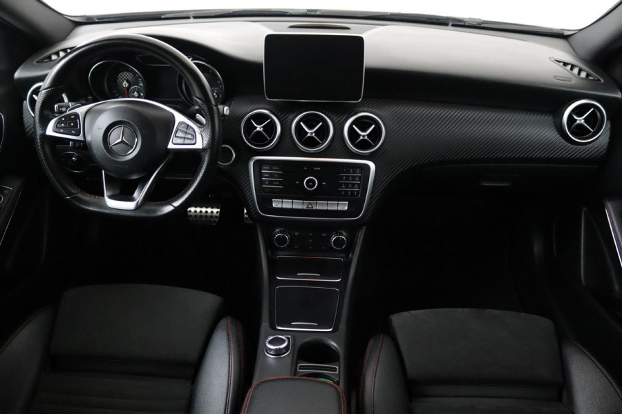 Mercedes-Benz A-Klasse 180 Prestige AMG Automaat (NAVIGATIE, STOELVERWARMING, PARKEERSENSOREN, LED)
