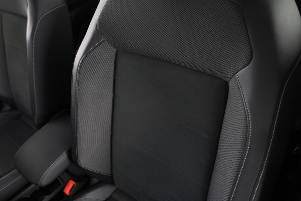 Volkswagen T-Roc 1.0 TSI Style 110 PK | Navigatie | Alcantara bekleding | Ergo stoelen incl massage en verwarming |