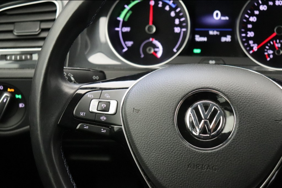 Volkswagen Golf e-Golf (15.000 na SUBSIDIE) - Navi, Carplay, Clima