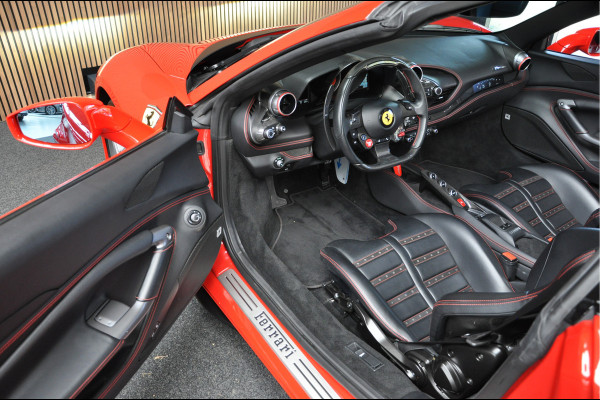 Ferrari F8 Spider 3.9 V8 HELE Daytona Seats Passengerdisplay CarPlay Rosso Corsa