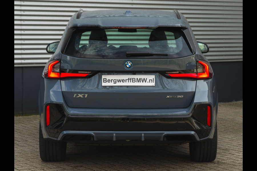 BMW iX1 xDrive30 M-Sport - Trekhaak - Driving Ass - Camera - Adapt. LED