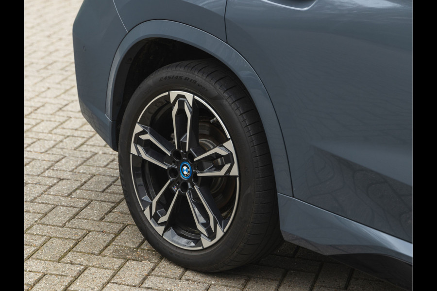 BMW iX1 xDrive30 M-Sport - Trekhaak - Driving Ass - Camera - Adapt. LED