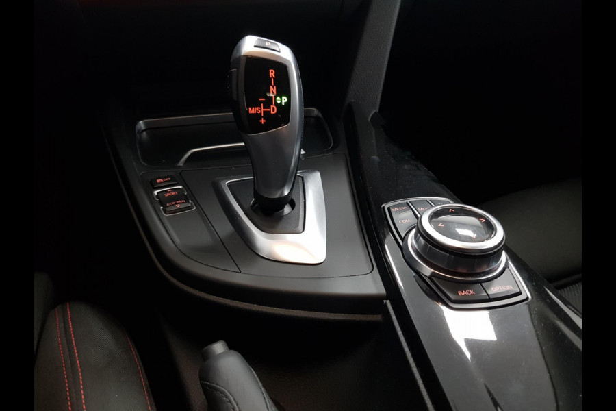BMW 3 Serie Touring 340i 326 pk Automaat Sport-Line | Navigatie | Climate Control | Cruise Control | Led | Electrisch bedienbare achterklep | Extra Getint Glas | Lichtmetalen velgen 18" | Stoelverwarming