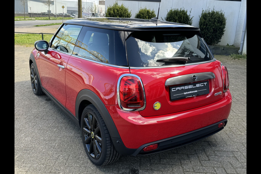 MINI Cooper SE Leder, NAVI, Harman/Kardon, Head-Up, DAB, zwarte hemel, 17"spoke velgen, Camera, PDC, Climaat Control . Neem contact op en we maken een afspraak.