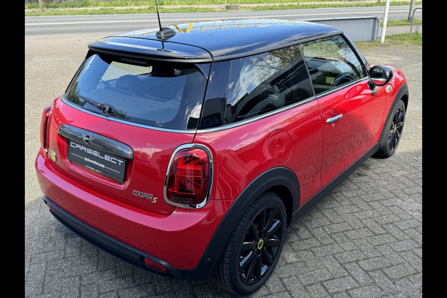 MINI Cooper SE Leder, NAVI, Harman/Kardon, Head-Up, DAB, zwarte hemel, 17"spoke velgen, Camera, PDC, Climaat Control . Neem contact op en we maken een afspraak.