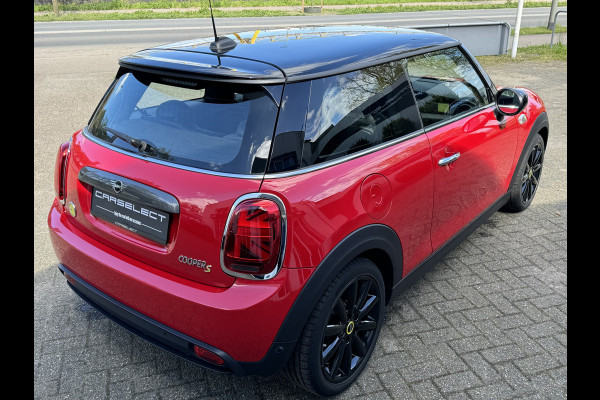 MINI Cooper SE Leder, NAVI, Harman/Kardon, Head-Up, DAB, zwarte hemel, 17"spoke velgen, Camera, PDC, Climaat Control . Neem contact op en we maken een afspraak.