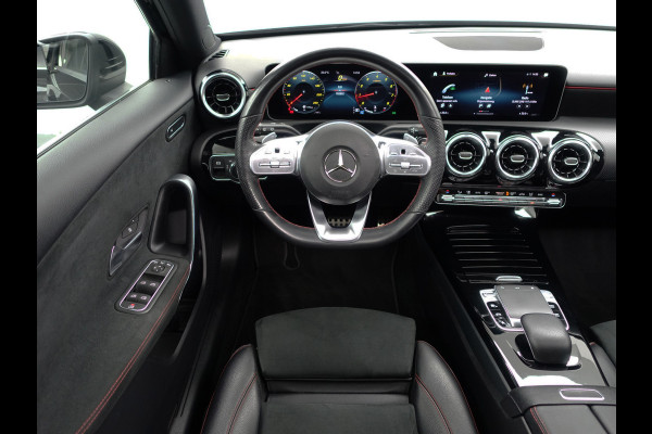 Mercedes-Benz A-Klasse 200 Solution AMG Aut- Panodak I Sport Interieur I Xenon Led I Park Assist I Camera I Stoelverwarming