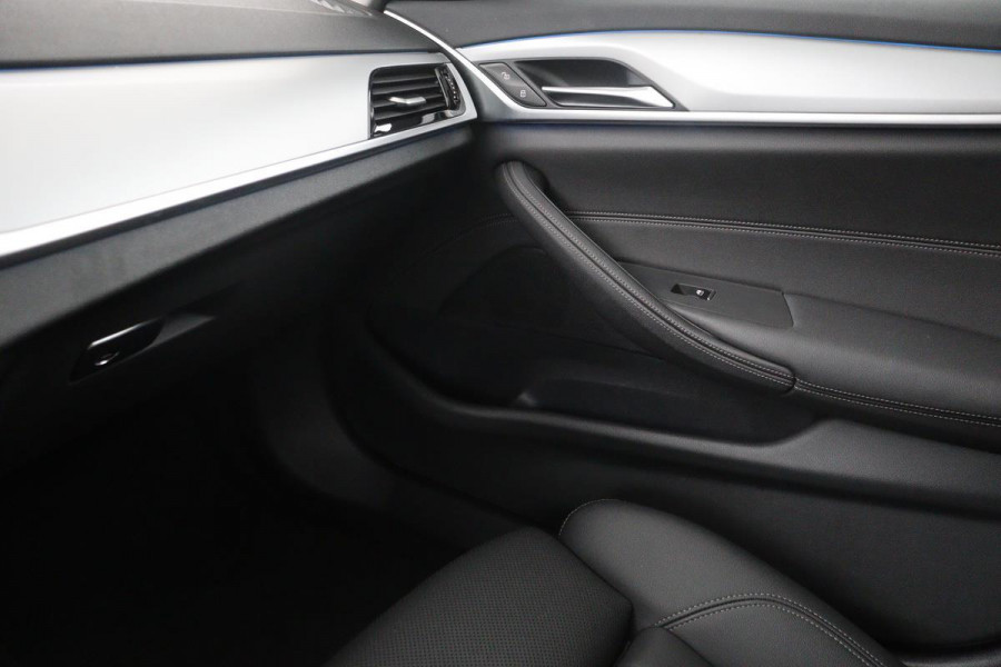 BMW 5 Serie 530e xDrive Executive | Leder | Stoel & stuurverwarming | Carplay | Navigatie | Camera | Keyless | Cruise control | Full LED