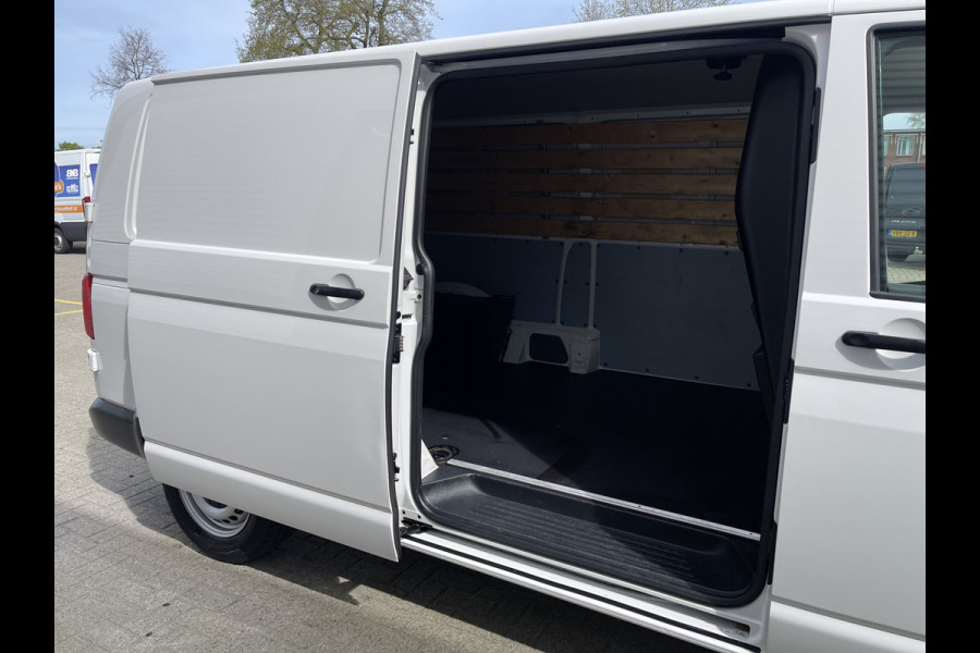 Volkswagen Transporter T6.1 / 2.0 TDI 110pk L2H1 28 Comfortline / vaste prijs rijklaar € 20.700 ex btw / lease vanaf € 366 / airco / achteruit rijcamera / dichte achterdeuren / pdc voor en achter !