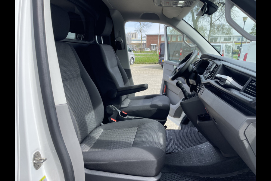 Volkswagen Transporter T6.1 / 2.0 TDI 110pk L2H1 28 Comfortline / vaste prijs rijklaar € 20.700 ex btw / lease vanaf € 366 / airco / achteruit rijcamera / dichte achterdeuren / pdc voor en achter !