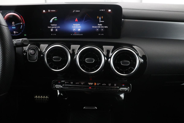 Mercedes-Benz CLA-Klasse 250e AMG | Leder | Stoelverwarming | Widescreen | Navigatie | Camera | Trekhaak | Full LED | Cruise control | Park Assist