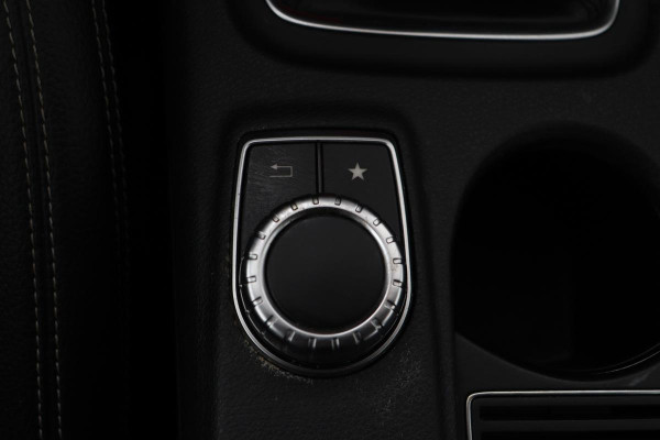 Mercedes-Benz A-Klasse 180 Sport Edition | Carplay | Full LED | Navigatie | Camera | Park Assist | Airco | Cruise control | Sportstoelen | AMG-styling