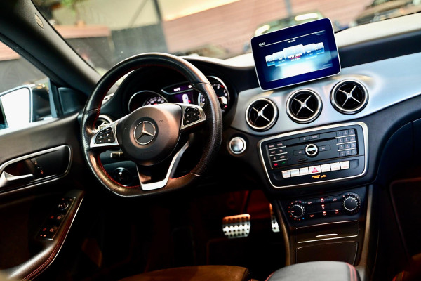 Mercedes-Benz CLA-Klasse Shooting Brake 180 - AMG - Panoramadak - Stoelverwarming - Achteruitrijcamera - Xenon - Cruise Control -