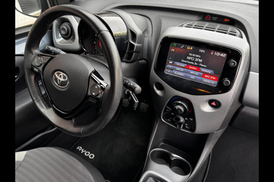 Toyota Aygo 1.0 VVT-i x-play / Achteruitrijcamera / Airco / Bluetooth / C.V. met Afstandsbediening / NED-Aygo