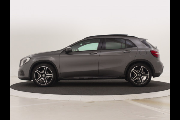 Mercedes-Benz GLA-Klasse 180 AMG Automaat Panorama-Schuifdak | Night Pakket | Navigatie | Stoelverwarming | Cruise control | Ledkoplampen | KeylessGo | CD Speler | (8-inch) TFT-display | | Nu tijdelijk te financiëren tegen 3,90% rente (actie loopt t/m 15-5-2020)