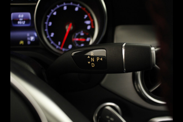 Mercedes-Benz GLA-Klasse 180 AMG Automaat Panorama-Schuifdak | Night Pakket | Navigatie | Stoelverwarming | Cruise control | Ledkoplampen | KeylessGo | CD Speler | (8-inch) TFT-display | | Nu tijdelijk te financiëren tegen 3,90% rente (actie loopt t/m 15-5-2020)