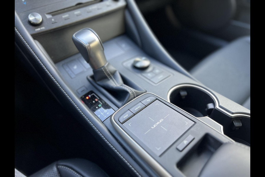 Lexus RC 300h 223pk Business Line Plus | Stoel + Stuurverwarming, Leer, Parkeersensoren, Navigatie, Keyless, Adaptive cruise control